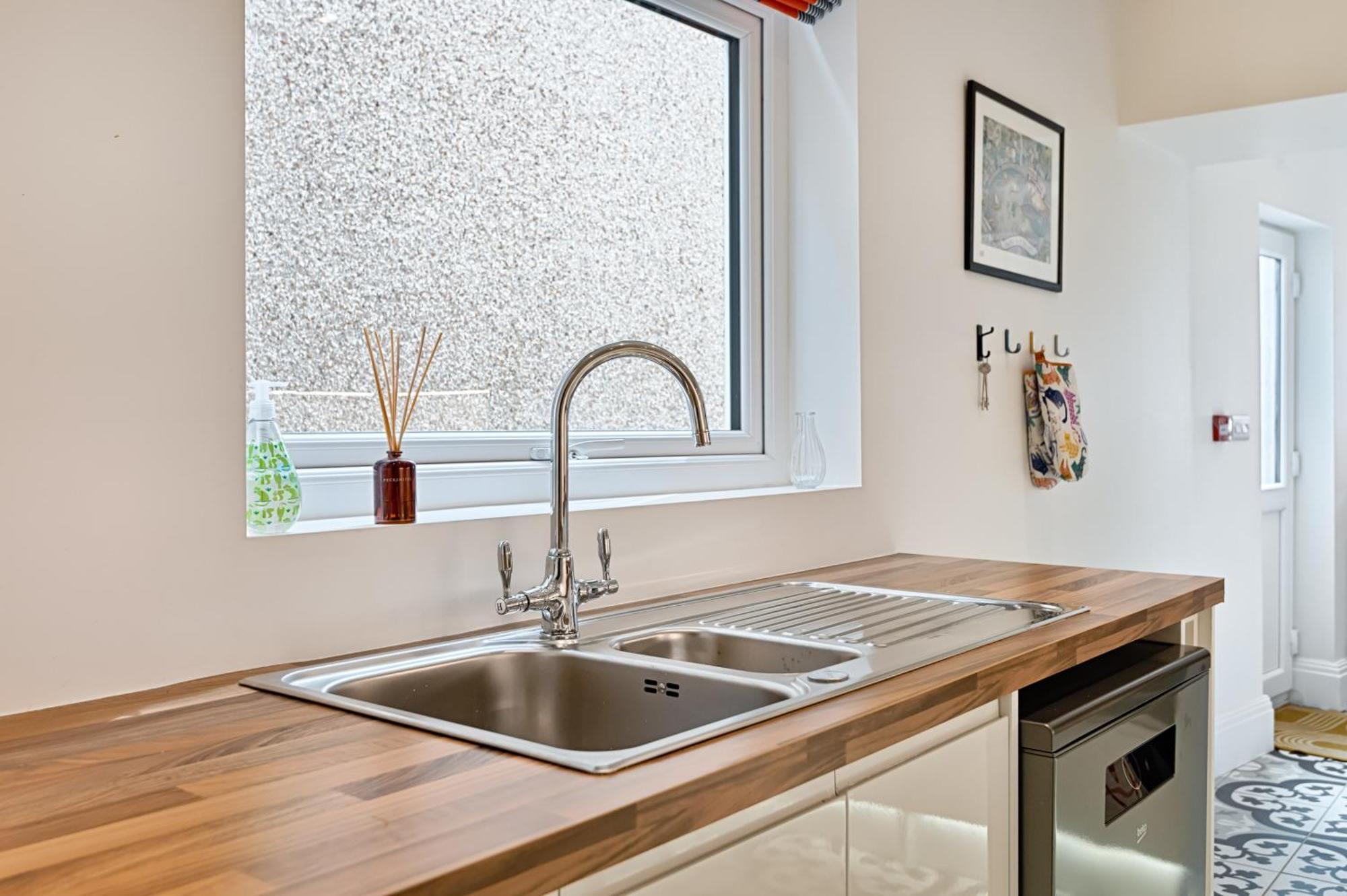 Ty Calon: 1920s Beachside Retreat For Family And Extended Holiday home Swansea