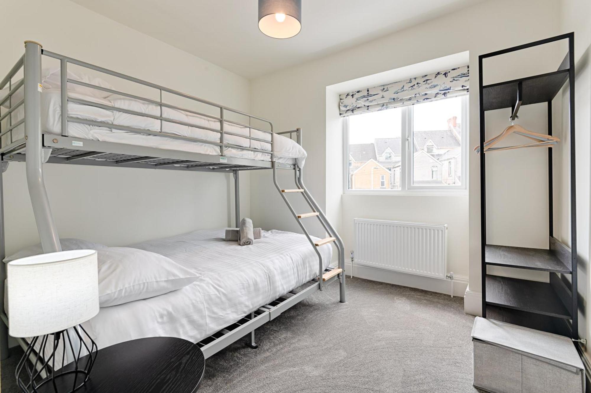 Ty Calon: 1920s Beachside Retreat For Family And Extended Holiday home *